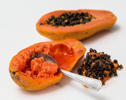 Fresh papaya fruit slices